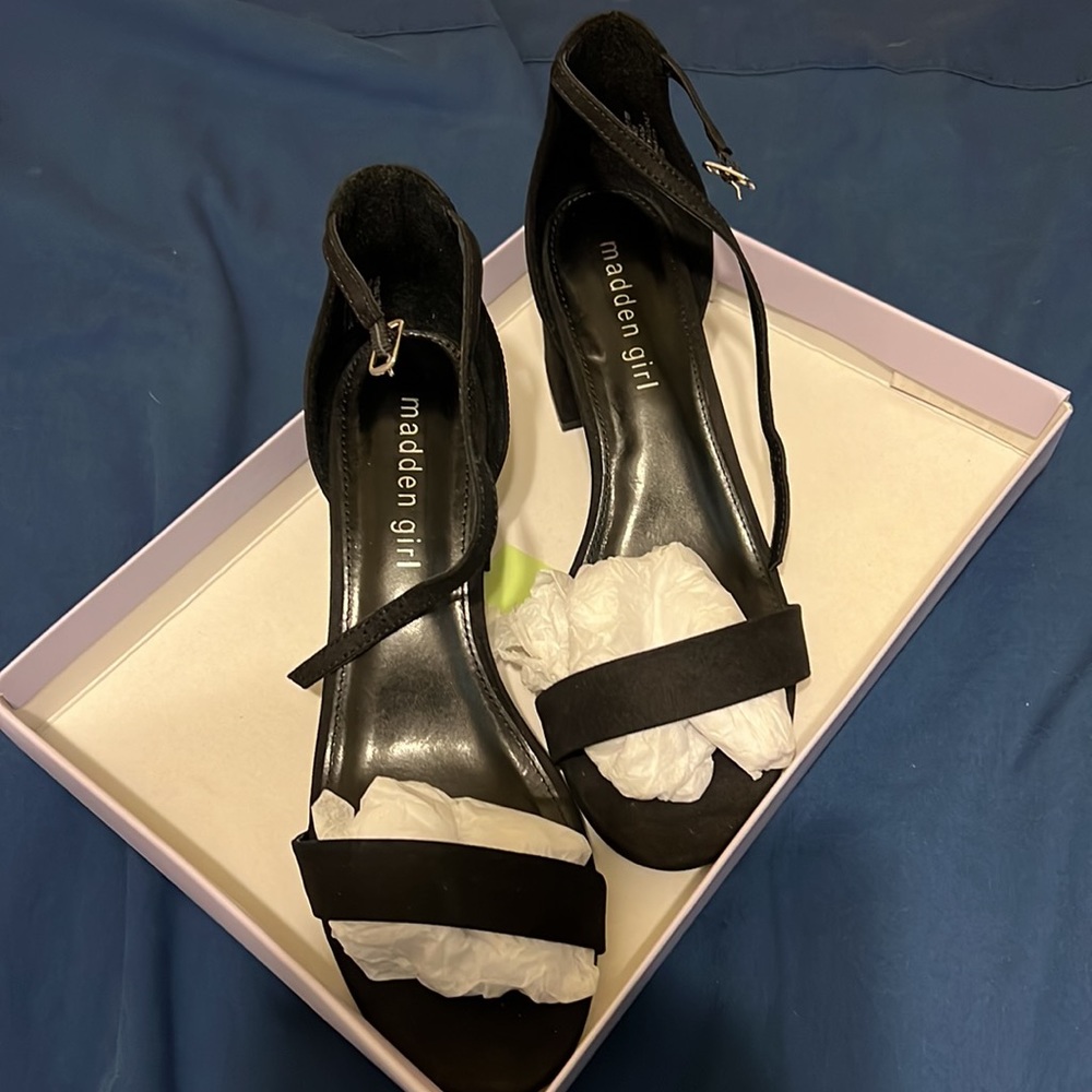 Women’s high heels size 8, black.